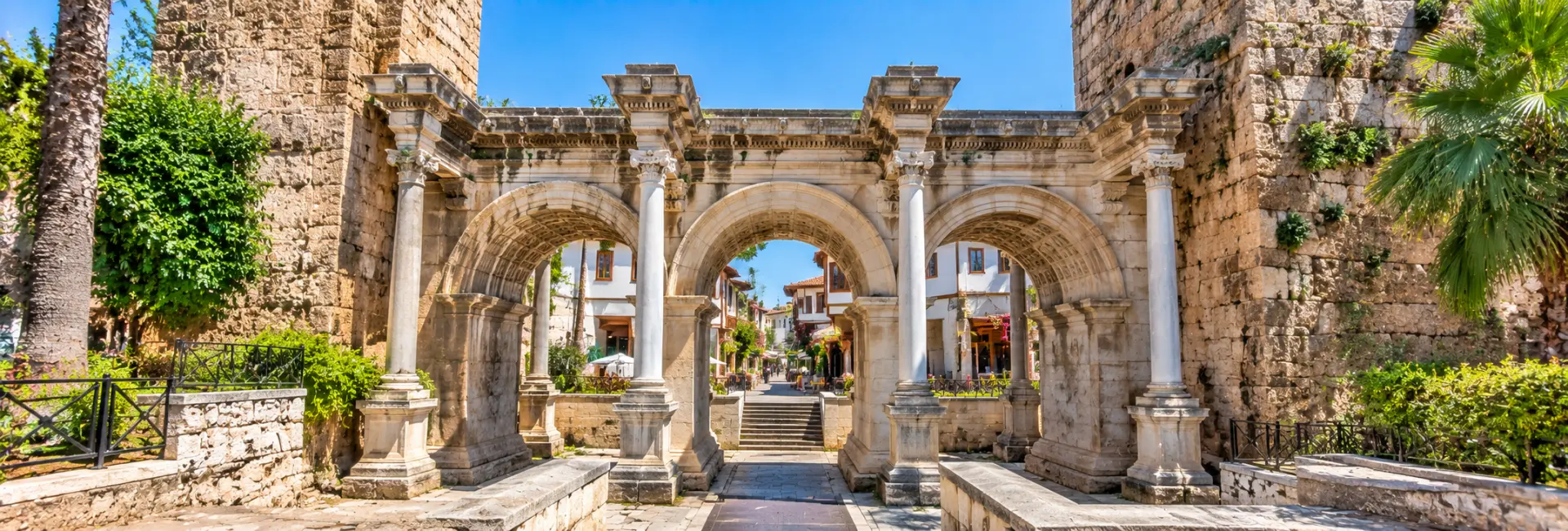 Hadrian’s Gate in Antalya, Türkiye, showing its ornate three-arched Roman architecture