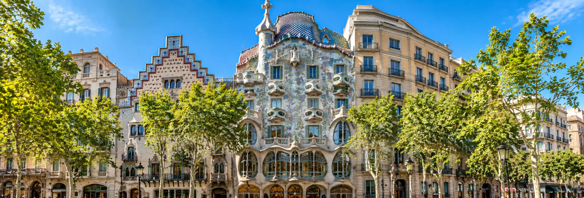 Casa Batlló in Barcelona, Spain, showcasing Gaudí’s colorful mosaic façade and distinctive architectural details