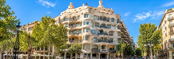 La Pedrera – Casa Milà in Barcelona, Spain, featuring Gaudí’s undulating stone façade and sculptural rooftop