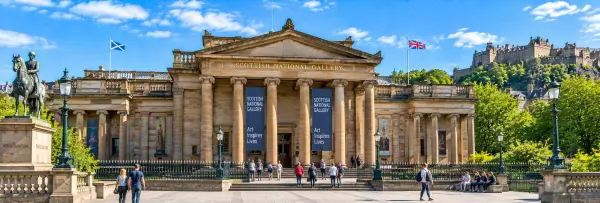 Scottish National Gallery in Edinburgh with its neoclassical façade and Edinburgh Castle in the background