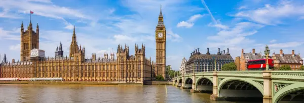 Big Ben (Elizabeth Tower) and the Palace of Westminster beside the River Thames, London.