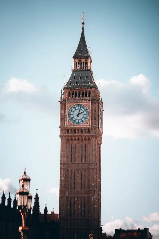 Full view of Big Ben (Elizabeth Tower) rising above the Palace of Westminster.
