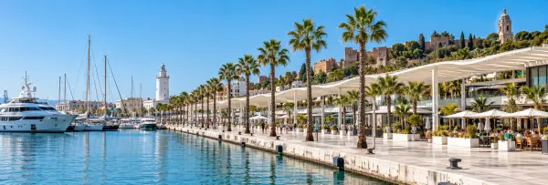 Muelle Uno waterfront in Málaga with yachts, palm trees and outdoor terraces