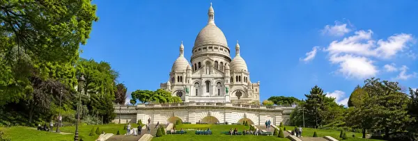 Basilique du Sacré-Cœur in Montmartre, Paris, under a bright blue sky