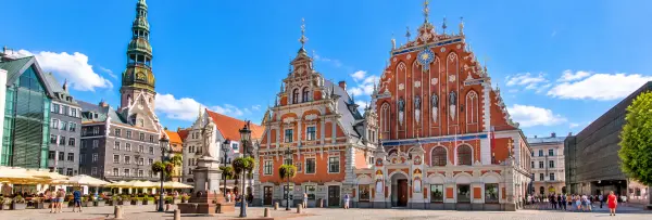 House of the Blackheads in Riga, Latvia, featuring its ornate red-brick façade and Gothic-Renaissance architecture.