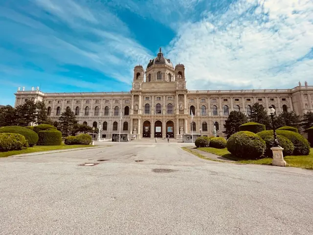 Kunsthistorisches Museum Vienna exterior with its grand façade, dome, and landscaped gardens