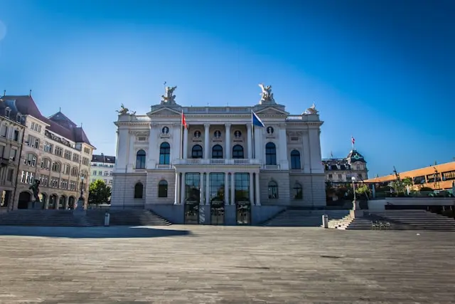 Zürich Opera House at Sechseläutenplatz under a clear blue sky