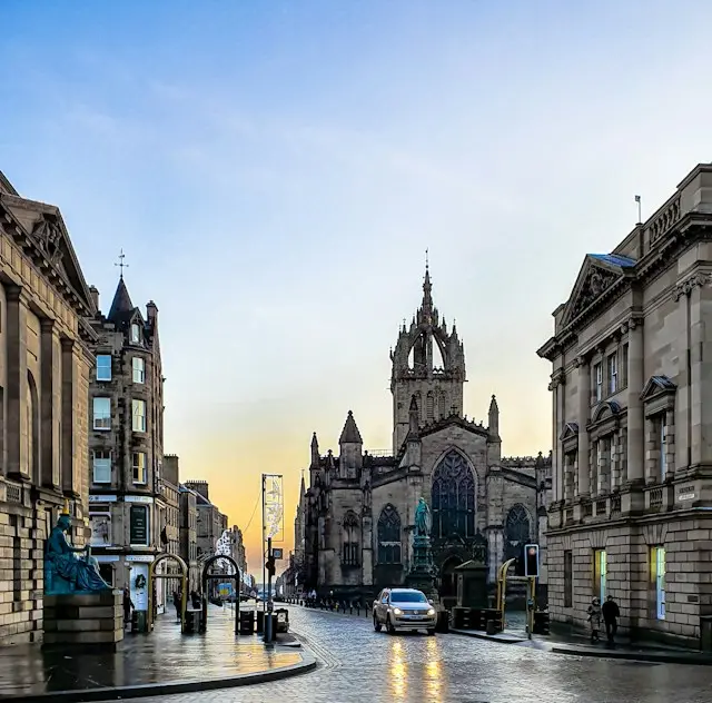 St Giles’ Cathedral surrounded by historic buildings on Edinburgh’s Royal Mile
