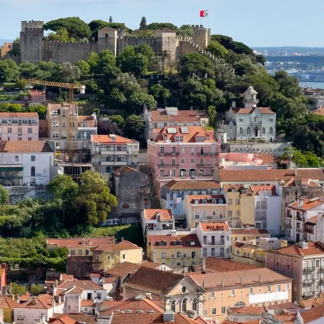São Jorge Castle overlooking Lisbon’s historic red-roofed buildings