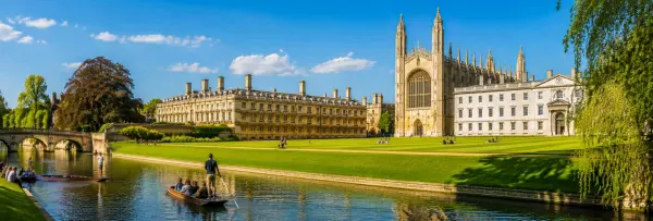 King’s College Chapel and punts on the River Cam in Cambridge, UK